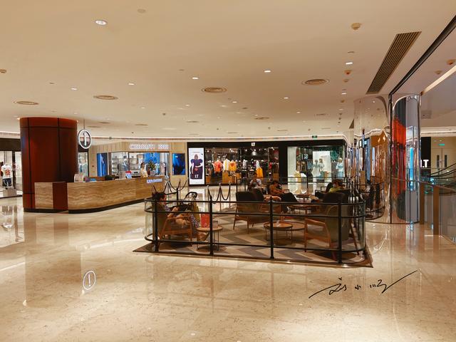 离我最近的百货商场，离我最近的商场百货（重庆解放碑旁边有个重庆时代广场）