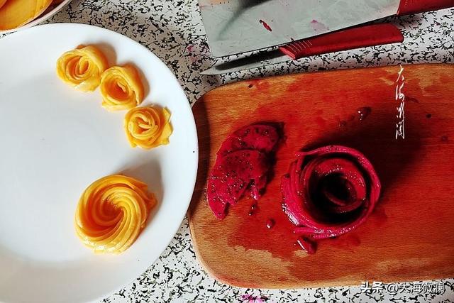 果盘制作简单做法，ktv果盘西瓜皮拉花制作教程（教你一道超简单的花好月圆拼盘）