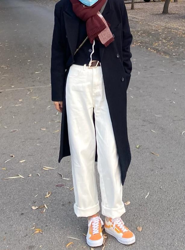 白色裤子穿搭，白色裤子穿搭图片男（最近流行这2种“白裤子”）