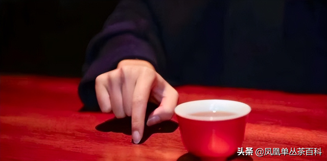 关于点头的礼仪点头礼的规范动作，点头礼与鞠躬礼的动作要求（人人应该懂得扣手礼）