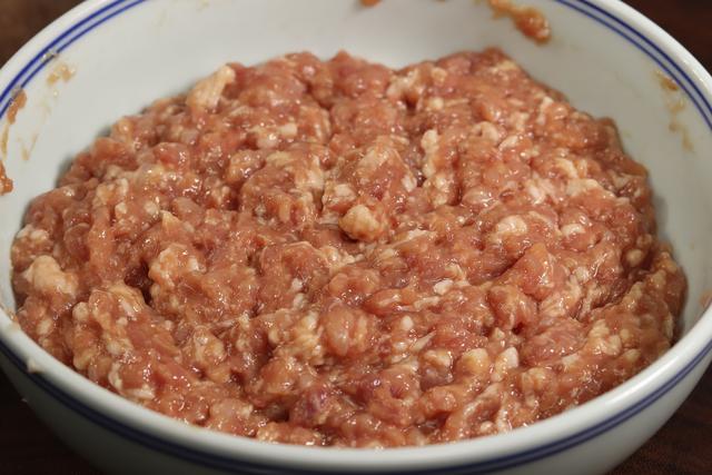 芹菜馅饺子怎么做，芹菜馅饺子怎么做好吃窍门（调饺子馅牢记“3放2不放”）