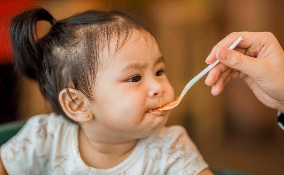 一般婴儿几个月添加辅食最好，婴儿需要添加辅食的信号和月份