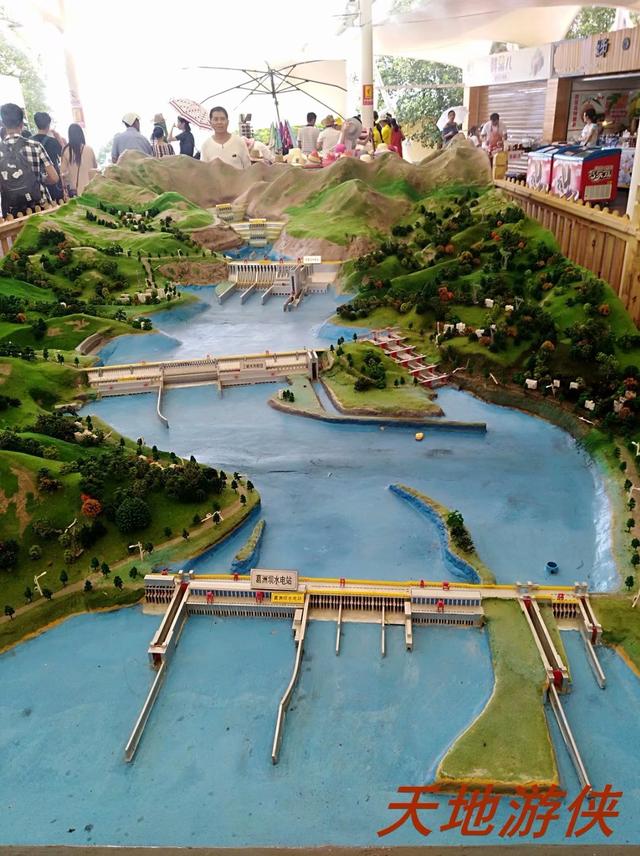 葛洲坝和三峡大坝，长江的水利枢纽三峡葛洲坝（湖北宜昌：乘船过葛洲坝）