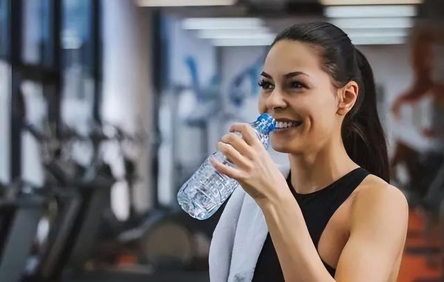 运动完可以喝水吗，运动完后可以喝水吗（运动后这样喝水不合适）