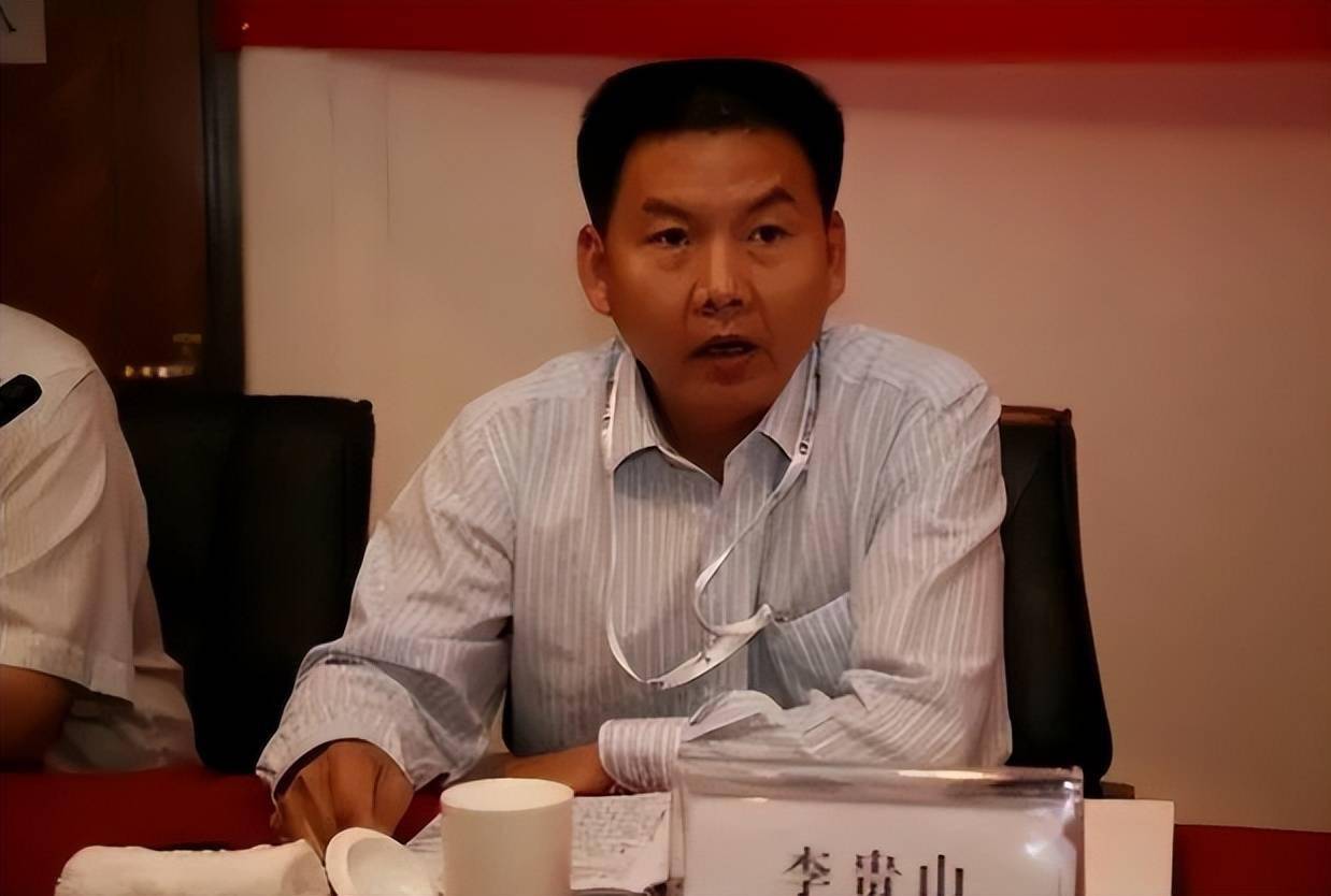 陶华碧的大儿子名叫李贵山,自从企业做大之后他的商业目标一直放在了