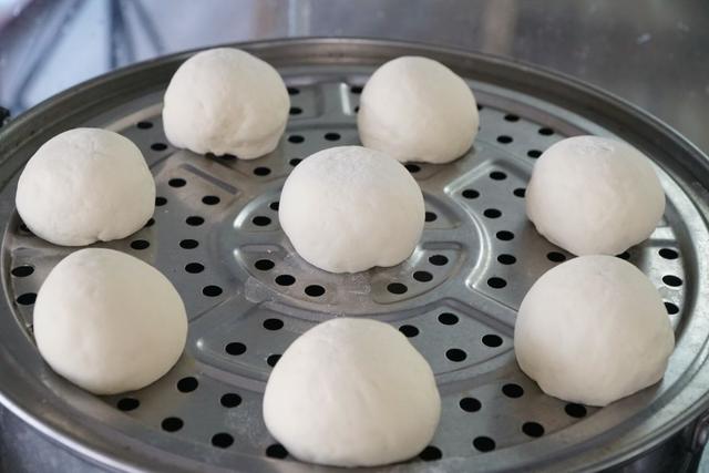 做包子用什么面粉，做包子选什么面粉（记得和面时多加一样）