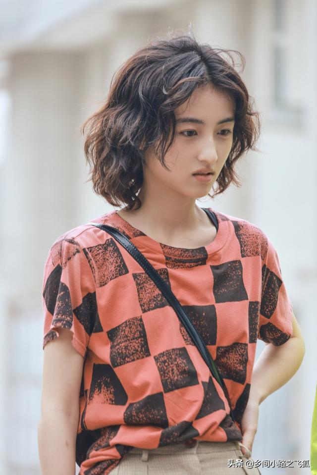 张子枫剪的短发叫什么，张子枫微卷短发休闲慵懒氛围感强