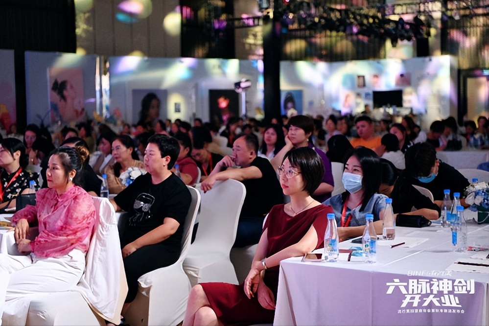 流行美发饰加盟(连锁店加盟)
