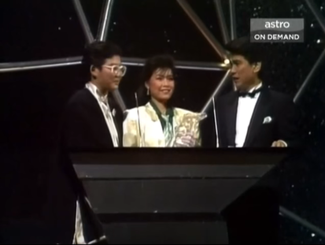 关正杰 - 天籁...星河传说歌词是什么，关正杰金山梦主题曲（香港十大劲歌金曲颁奖典礼-1984年度）