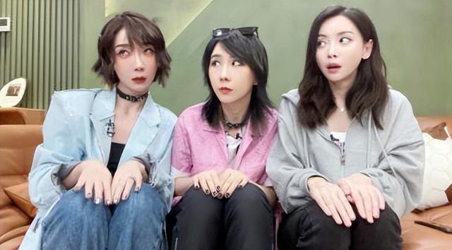 吸烟女生头像微信，吸烟女生头像（浪姐聚会被拍到室内抽烟）