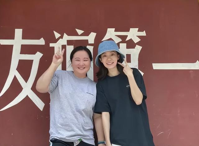 贾玲近照曝光身材，与张小斐同框“赢麻了”