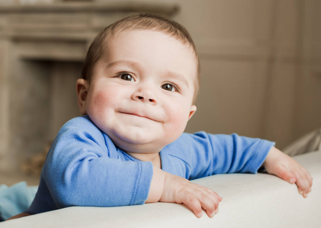 婴儿屁股红怎么办，新生婴儿屁股红怎么办（秋冬季宝宝容易出现红屁股怎么回事）