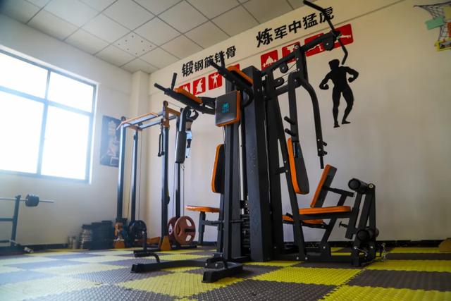 部队健身房图片,部队健身房(欢迎走进空降兵健身房)