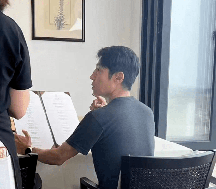 撒贝宁现在婚姻情况，外国洋娇妻温柔可爱