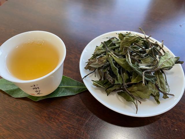 白茶和绿茶有什么区别，白茶和绿茶有什么不同（白茶和黑茶有什么区别）