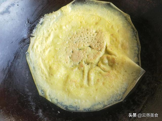 鸡蛋皮的做法摊鸡蛋皮的做法，如何摊鸡蛋皮的做法窍门（摊蛋皮薄而不破）