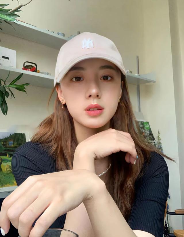 圆脸适合什么眼镜，圆脸适合什么眼镜框女（不同脸型适合什么样的配饰）