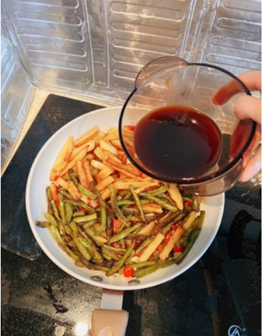 炒豆角土豆怎么做好吃法，如何做豆角炒土豆（家常菜第一编之——干煸豆角土豆）