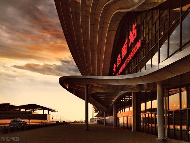 青岛火车站在哪个区，青岛哪个火车站离栈桥最近（青岛市区市民去胶南坐车太远了）