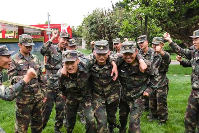 送新兵祝福语简短，家人送新兵祝福语简短（这份临别赠礼有点“硬”）