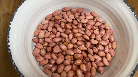 煮花生怎么煮好吃，水煮花生家常做法（加黄瓜丁和胡萝卜）