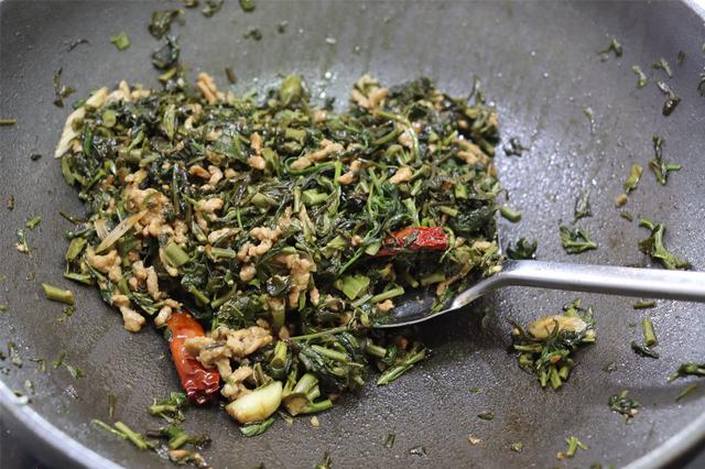 焯水香椿放冰箱一年还能吃吗，香椿冷冻一年可以吃吗（冰箱里放了大半年的香椿）