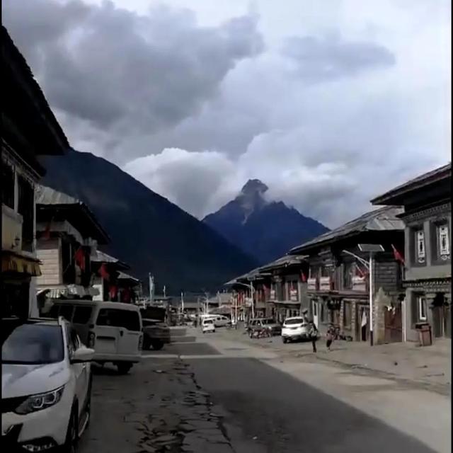 有什么成语描写赞美拉萨的天空，形容拉萨的天空的词语（天上西藏大美于行）