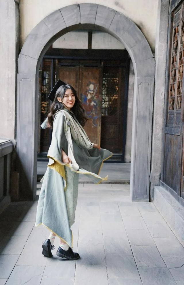 博士服硕士服和学士服的区别，学士服不同颜色的披肩分别有什么含义（毕业生学位服居然能这么美）