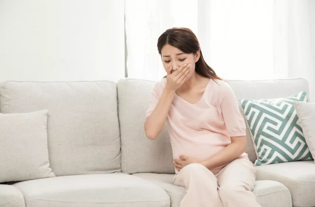 孕晚期呕吐是什么原因，孕晚期臀位是什么原因造成的（孕晚期反倒吐得翻江倒海）