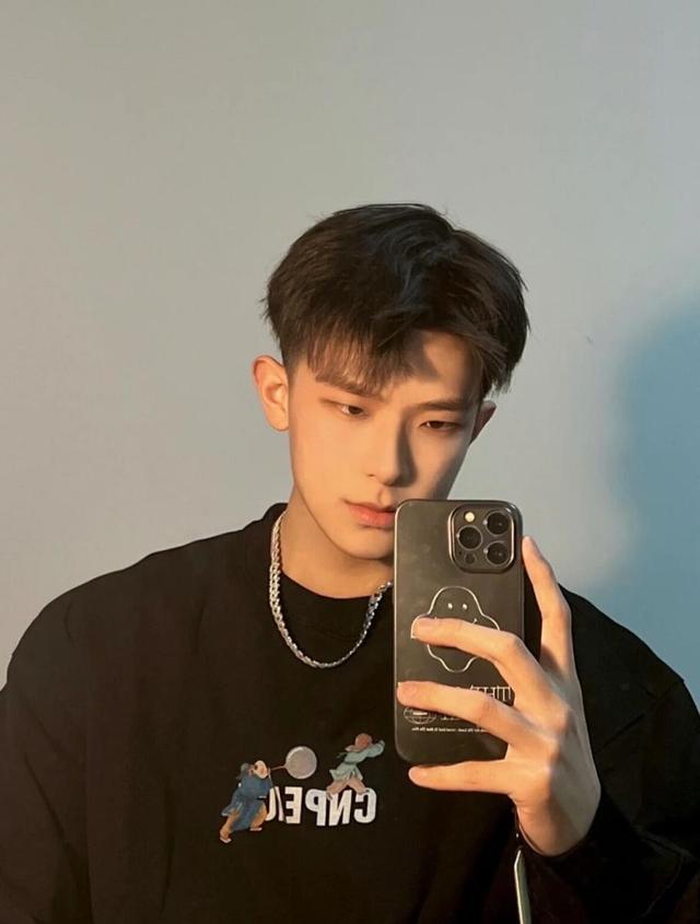 圆脸男生适合的发型，圆脸男生适合什么发型（又到了男生扎堆理发的季节）