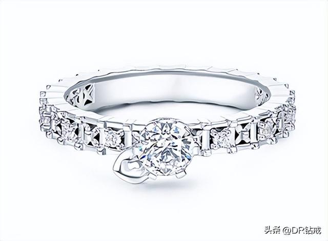 戒指戴左手中指是什么意思，左手中指戴戒指是什么意思（女生中指戴戒指说明什么）