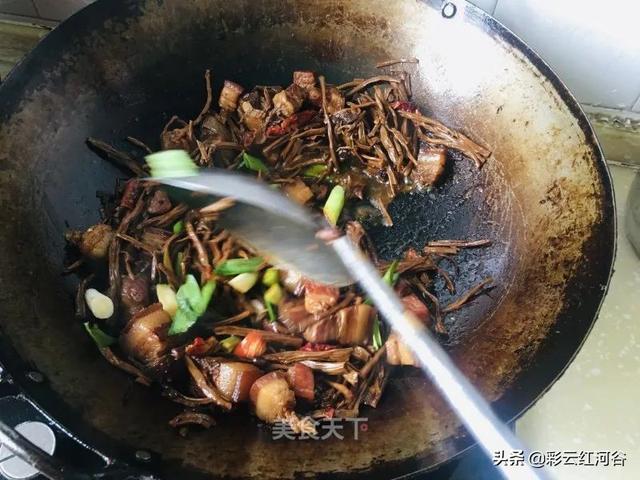 茶树菇黄豆红烧肉，茶树菇土豆烧肉的做法（嚼在嘴里全是肉香）