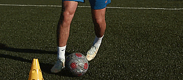 足球防守员的注意事项，足球前锋注意事项（用这四招助你在场上摆脱压力永不丢球）