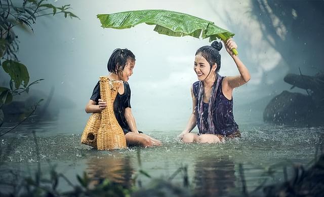 恋爱多久适合拥抱接吻，情侣在一起多久牵手拥抱接吻（一旦彼此默许这三种行为）