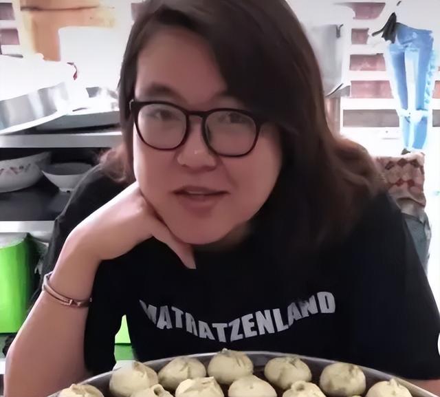 浪胃仙是男的还是女的，浪老师大胃王是男是女（香肩半露被质疑性别）