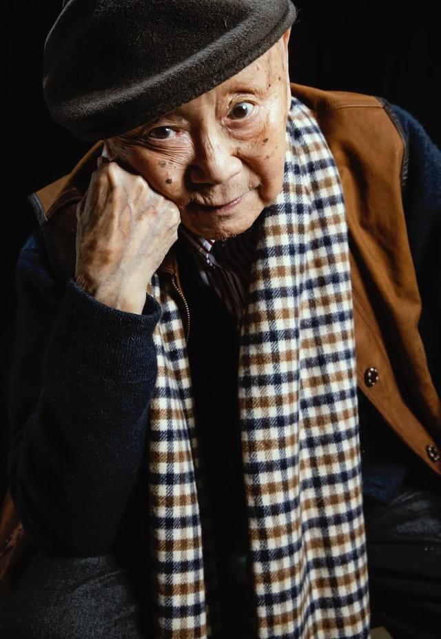 名人笑对挫折的事例简述，名人挫折的简短小故事50字左右（黄永玉：人只要笑，就没有输）