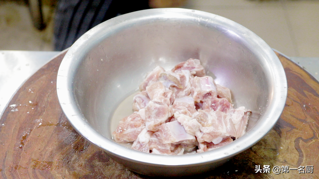 炖排骨汤的做法，清炖排骨汤的做法（放料越多越难吃）