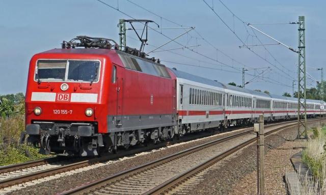 高铁属于火车吗，出行方式高铁属于火车吗（高铁火车都是交通工具）