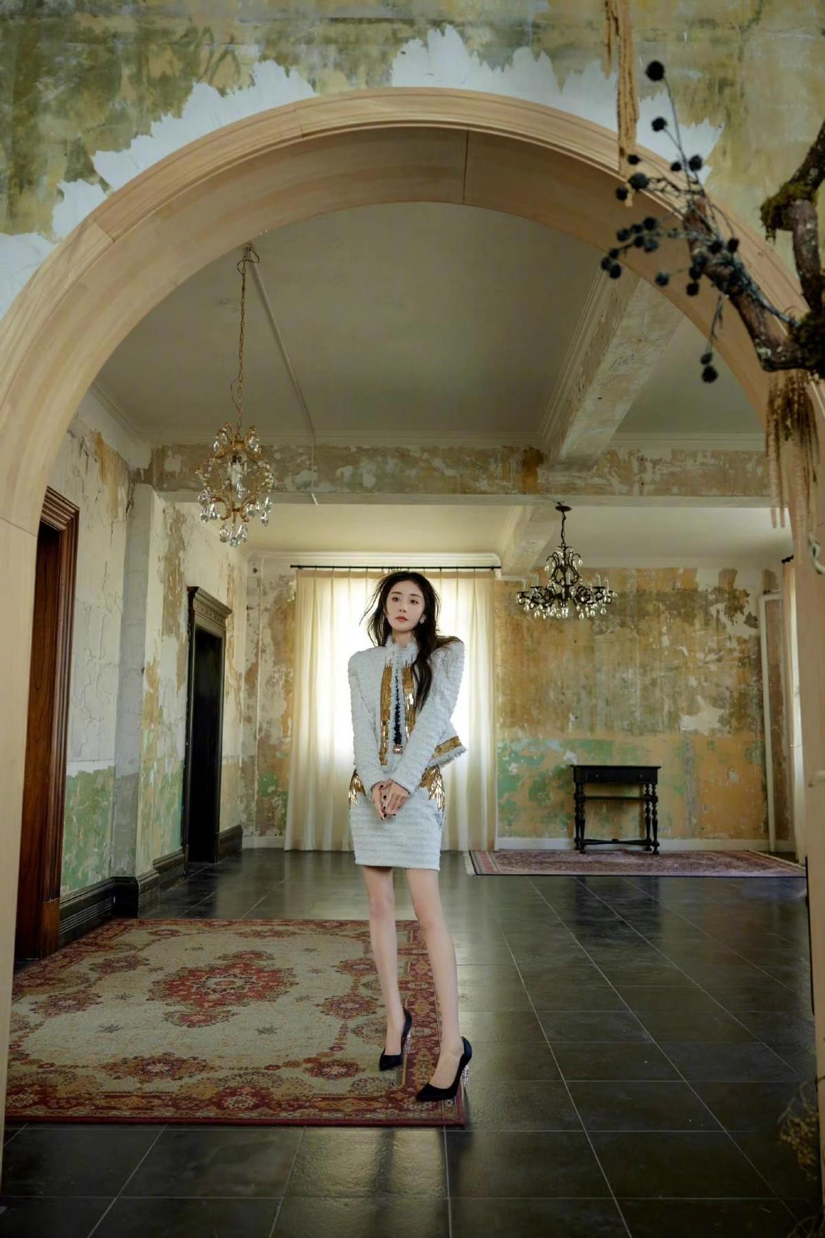 一步裙怎么搭配衣服好看，一步裙怎么搭配（穿高腰一步裙秀超模腿身材真辣）