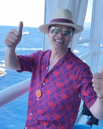 吕良伟国外旅游太潇洒！一件短袖上万元，戴大金表打扮好阔气
