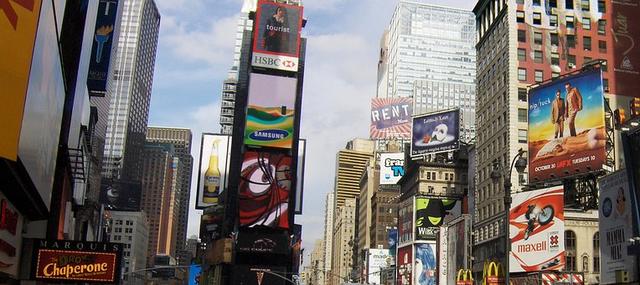 纽约著名的商业中心，时代广场：纽约市的标志性地标