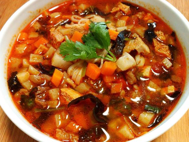 西安美食排行榜前十，西安美食排行榜前十名（陕西最具地方特色的10碗面）