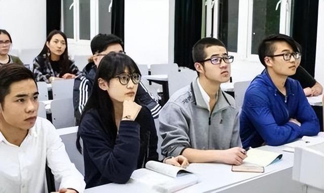 本科生考公务员的条件和要求，本科生能考公务员吗（达到要求的有望免试成“公务员”）