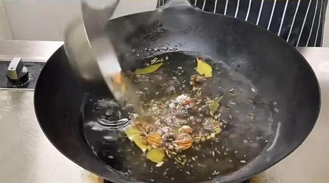 凉皮的汁怎么调，凉皮的汁怎么调（凉皮里加入的“料水”秘密熬制配方来了）