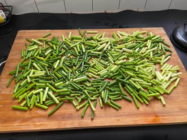 蒜苔可以冷冻保存吗，新鲜蒜苔怎么冷冻保存（把蒜苔放冰箱冷冻室里保存）