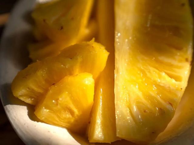 凤梨里面是籽还是虫，凤梨里面的是黑籽还是虫卵（现在还有多少人不知道菠萝和凤梨的关系）