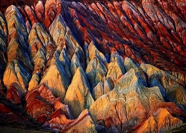 新疆的三大山是哪些，新疆有名的三座山（新疆有座连绵的大山）