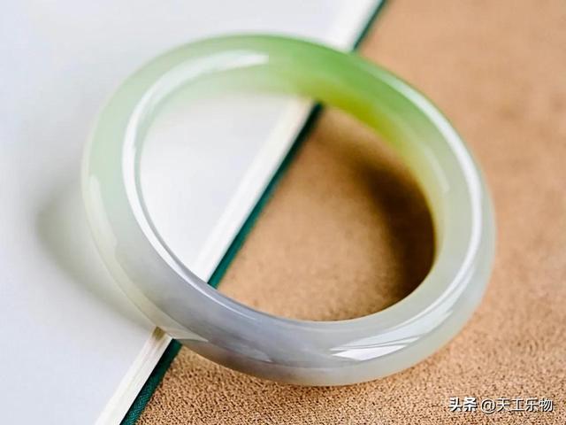 和田玉手镯多少钱，和田玉手镯多少钱的是正品（和田玉的“春带彩”可以有多美）