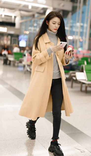 橘红色配什么颜色好看，橘红色搭配大全（橘红色+黑色紧身裤也能如此时尚）