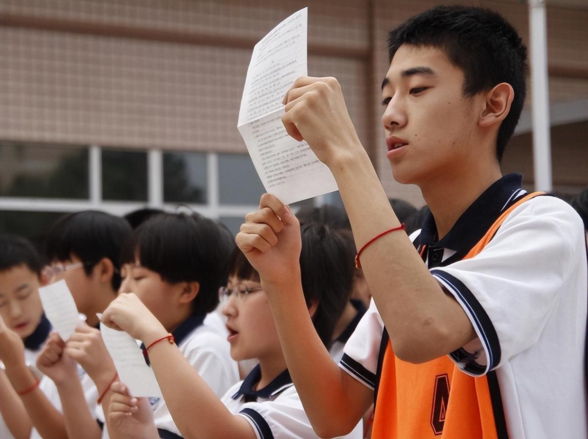 从总体来看,衡水中学的学生睡得倒不算晚,但起得比较早,而毛坦厂中学